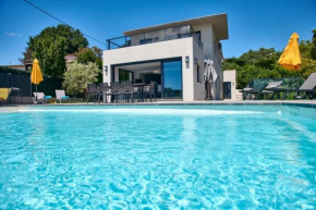 Modern villa with sea view and pool for 10 people